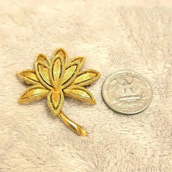 #369 Vintage Avon Gold Tone Textured Petals Flower Brooch Pin - Picture 2 of 4